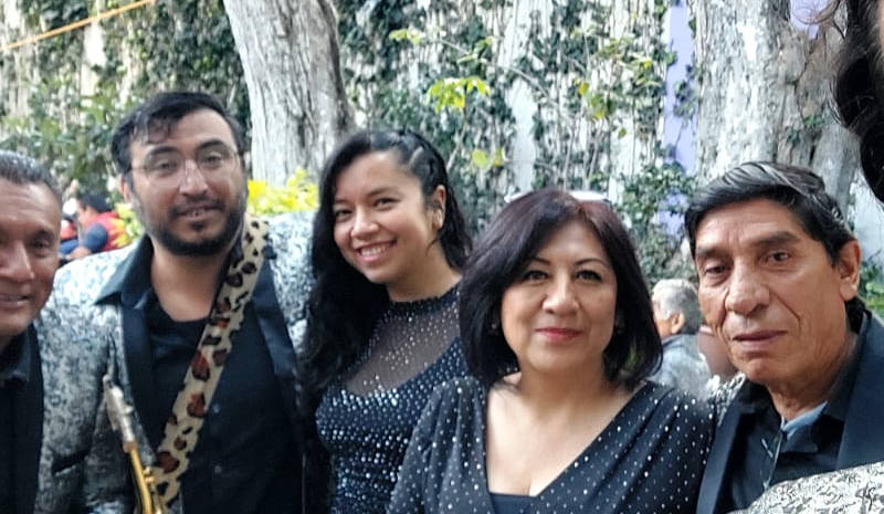 Grupo musical versátil dedicado al entretenimiento y espectáculo musical en vivo, para eventos sociales.